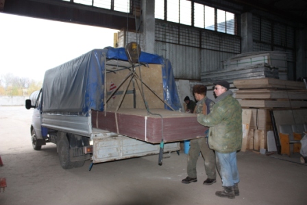 ламинированная фанера, загрузка в машину